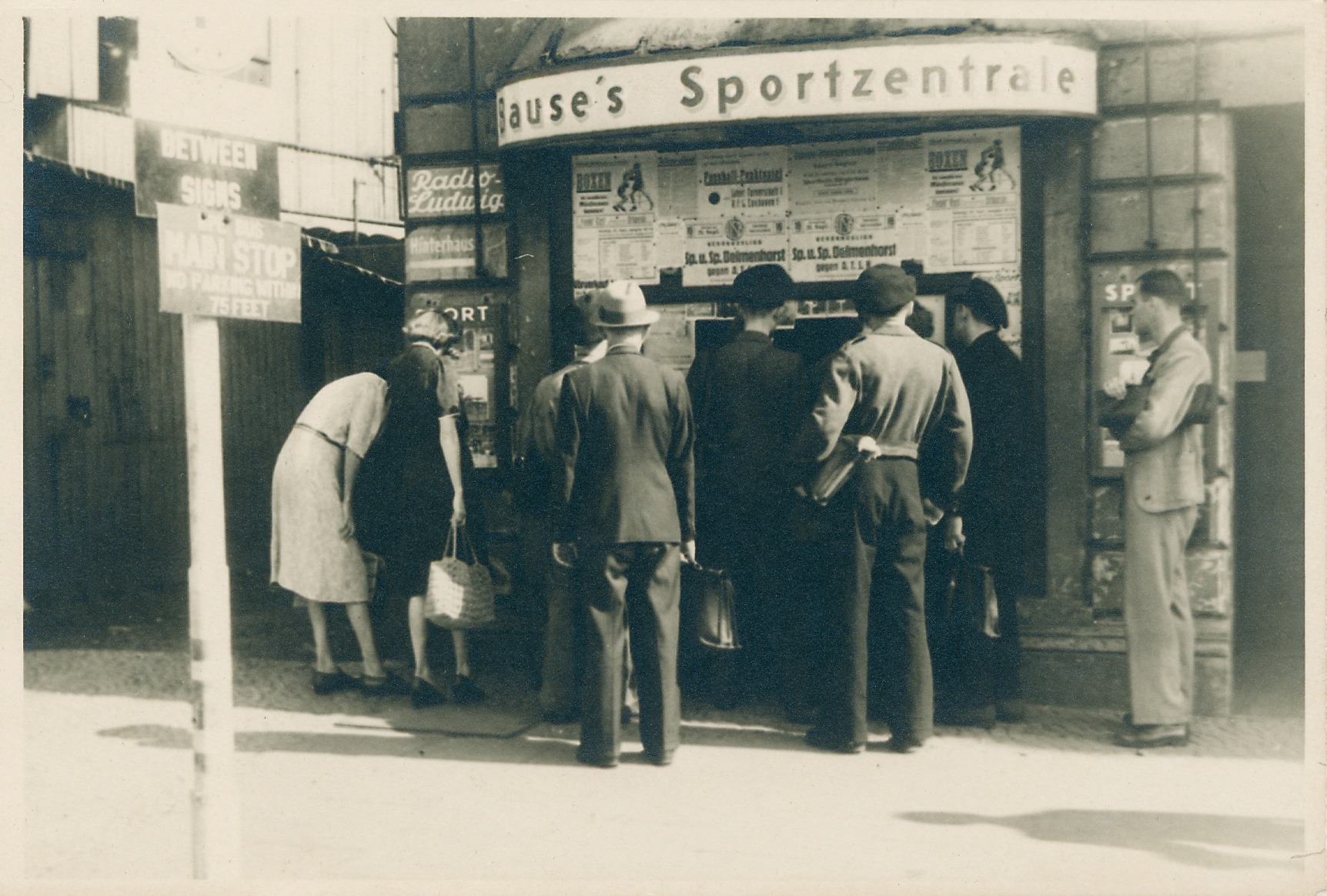 Aktuelle Sportinfos gab es Bause's Sportzentrale in der Hafenstraße (Foto: unbekannt / Archiv: Historisches Museum Bremerhaven)